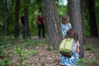 Z orouškované dvojice, před kterou jsme uskočili do bezpečné vzdálenosti dvou metrů, se vyklubali děda s babičkou