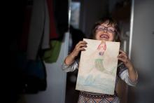 A druhý den ráno doma Verunka maluje Arielu. Takový kostým by si přála. I s pravou ploutví, prosím.