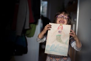 A druhý den ráno doma Verunka maluje Arielu. Takový kostým by si přála. I s pravou ploutví, prosím.