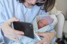 Viktor se seznamuje se staršími sourozenci. Zatím jen na dálku.