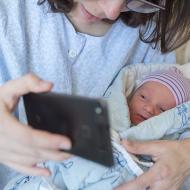 Viktor se seznamuje se staršími sourozenci. Zatím jen na dálku.