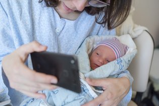 Viktor se seznamuje se staršími sourozenci. Zatím jen na dálku.