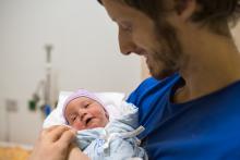 Spokojený úsměv v tatínkově náručí