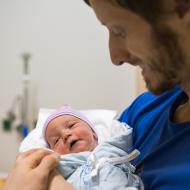 Spokojený úsměv v tatínkově náručí