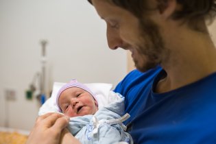 Spokojený úsměv v tatínkově náručí