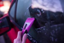 Tom to neměl lehké, jezdit domů vařit pro hladovou manželku a ještě škrabat auto. Alespoň že se mohl kochat ranními červánky.