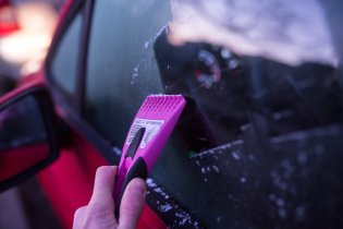 Tom to neměl lehké, jezdit domů vařit pro hladovou manželku a ještě škrabat auto. Alespoň že se mohl kochat ranními červánky.