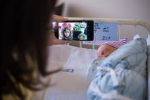 Starší sourozenci se seznamují s novým bráškou, zde konkrétně s jeho mírami a váhami