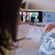 Starší sourozenci se seznamují s novým bráškou, zde konkrétně s jeho mírami a váhami