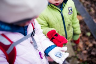 Putovní kamínky - znáte? Pro nás objev víkendu, děti skoro běžely, aby našly další...