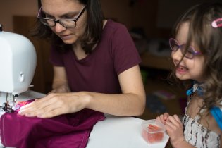 Verunka měla už pěkně dlouho slíbeno, že spolu s Lenkou ušijí Arielinu ploutev z plavkoviny