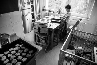 Naše kuchyňská překážková dráha, nikdo z nás nesmí přibrat, jinak by neprošel k jídelnímu stolu a do koupelny :-)