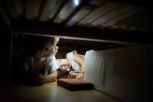 Děti objevily, že pod manželskou postelí se nachází důl na látkové miminkovské kostičky, a rázem se z nich stali horníci