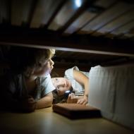 Děti objevily, že pod manželskou postelí se nachází důl na látkové miminkovské kostičky, a rázem se z nich stali horníci