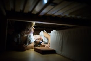 Děti objevily, že pod manželskou postelí se nachází důl na látkové miminkovské kostičky, a rázem se z nich stali horníci