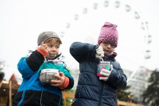 Nevíme, jestli zákaz konzumace na adventních trzích se vztahuje i na vlastní jídlo z termosky, ale hlad byl silnější. Pro jistotu jsme tedy udržovali rozestup alespoń 10 metrů od kolemjdoucích