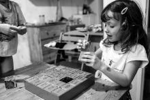 Moment překvapení na druhou: figurky z kindervajíček, která si kdysi dávno natěšeně rozbalovala maminka, teď baví děti v kostičkovém adventním kalendáři