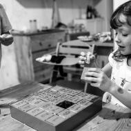 Moment překvapení na druhou: figurky z kindervajíček, která si kdysi dávno natěšeně rozbalovala maminka, teď baví děti v kostičkovém adventním kalendáři