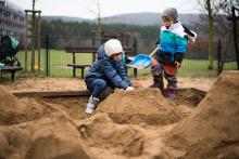 Sníh sice zatím nemáme, ale za pomoci sněhových lopat se dá pískoviště raz dva proměnit v hrad pro zemního obra