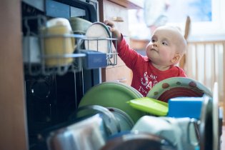 Myčku by vyklízel rád, dokonce i když ještě není umytá