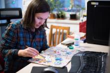 Víte, co se stane, když nalakujete kamínky, položíte na noviny, a někdo ty kamínky vzápětí otočí nalakovanou stranou dolů? A víte, jak se ty přilepené noviny blbě odstraňují?