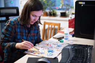 Víte, co se stane, když nalakujete kamínky, položíte na noviny, a někdo ty kamínky vzápětí otočí nalakovanou stranou dolů? A víte, jak se ty přilepené noviny blbě odstraňují?