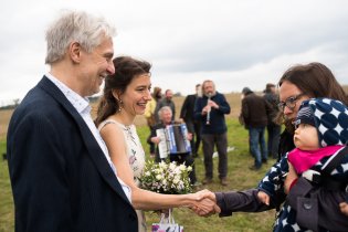 Viki už podruhé na svatbě. Při gratulaci novomanželům se ale ještě stále tváří trochu nedůvěřivě