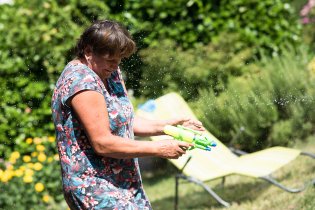 Babička Dana si samozřejmě naběhla, když dala dětem do bazénku vodní děla