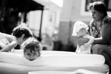 Zahrada s bazénkem je v pomyslném souboji babiček velkou konkurenční výhodou :-)