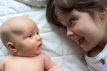 ... kterou starší ségra ještě mnoho princenznovského naučí, a ráda