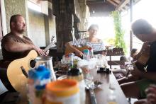 Dojeli jsme takhle po ránu do Mutěnic, a tam už se zpívalo - co víc si přát?