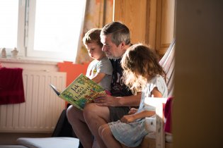 Chvilka čtení s dědou v ranním slunci