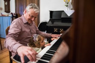 Takto divokou hru čtyřruč klavír Marcelova bráchy asi ještě nezažil