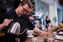 Ale i zabláceným botám navzdory jsme se stavili na jednu filtrovanou kávu