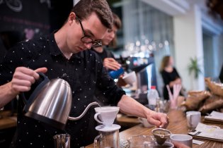 Ale i zabláceným botám navzdory jsme se stavili na jednu filtrovanou kávu