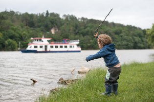 Na Rokli plují parníky tak blízko, že by klackem dohodil