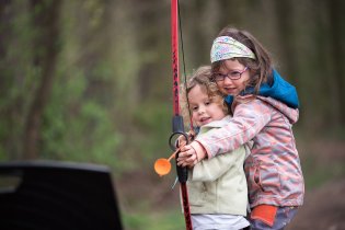 Sourozenecké vztahy budujeme společnou lukostřelbou