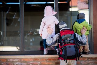 Opuštěný komplex vinařství Pod Kapličkou trochu připomínal město duchů. My jsme zde do zavřené restaurace alespoň hladově nahlíželi