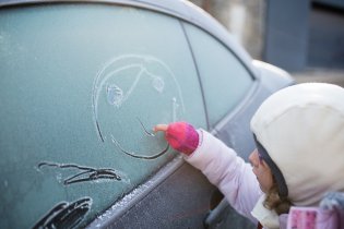 Sníh to sice ještě není, ale námraza na okýnku taky dobrý
