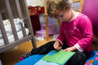 Už i Radovánek se nám dal na vyšívání