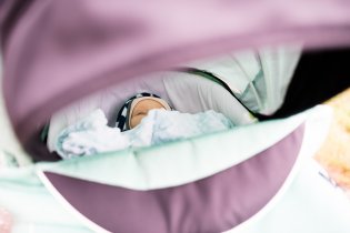 Kombinéza Vikouška poněkud znehybnila, on kupodivu omezení své kočárkové akrobacie přijal velmi klidně a spinká zase jako miminko