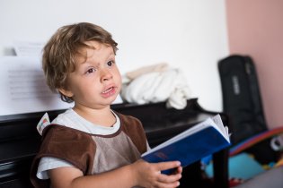 Radovánek procítěně deklamuje nedělní liturgický zpěv (ani mu moc nevadí, že v ruce nedrží kancionál, nýbrž diář, a to ještě vzhůru nohama)