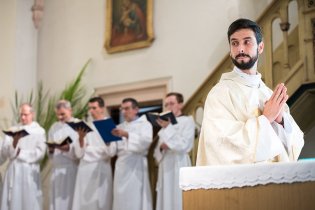 Původně objednaný oddávající kněz nemohl, naštěstí se přes modelingovou agenturu podařilo sehnat náhradního :-)