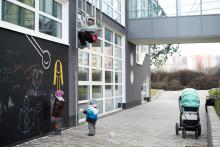 Malování u nové budovy školy - a Tome, tohle se teda nedělá!