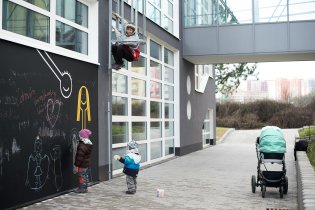 Malování u nové budovy školy - a Tome, tohle se teda nedělá!