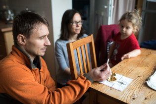 Radovan podávající přijímání