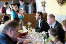 Tome, přesťan fotit a pojď si vzít to dítě! (aneb Viki už se pěkně pronese)