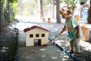 Radovánek sice vypadá jako minigolfový profík, ale ve skutečnosti si mnohem více užíval na místním pískovišti