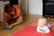 Viki se učí nápodobou, příště už bude podlahu umývat sám