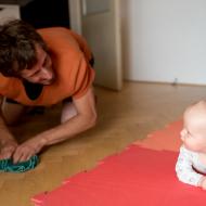 Viki se učí nápodobou, příště už bude podlahu umývat sám